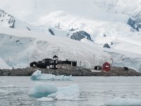 JAS 2500  Waterboat Point - w tym miejscu po raz pierwszy dwóch anglików zimowało w odwróconej łodzi - teraz to stacja chilijska