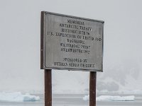 JAS 2555  Miejsce w której było zimowanie w 1922 , zostało kilka desek i kilka zardzewiałych butli, no i na tym wszystkim gniazdują pingwiny